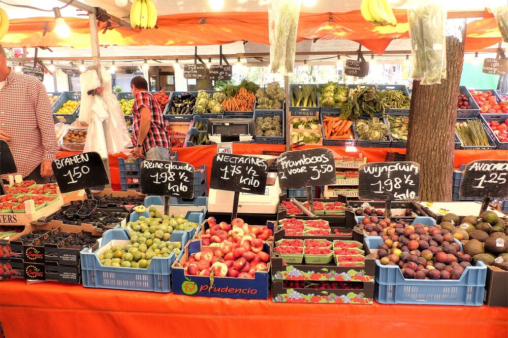 Groente- en fruitkramen op een markt in de Jordaan in Amsterdam