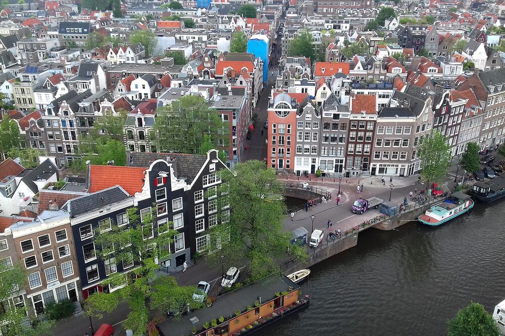 De Jordaan in Amsterdam met de grachten en grachtenpanden van bovenaf