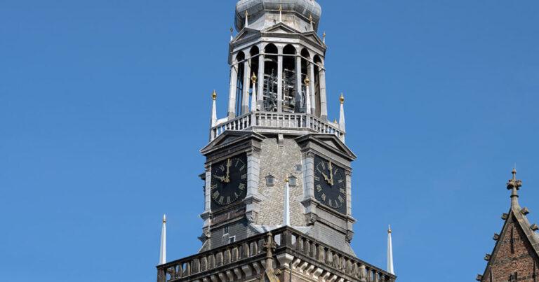 Bezoek de Oudekerkstoren — attracties in Amsterdam